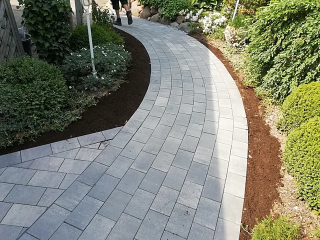 Geschwungener gepflasterter Gartenweg