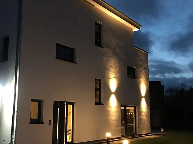 Beleuchtete Außenanlage an einem Wohnhaus
