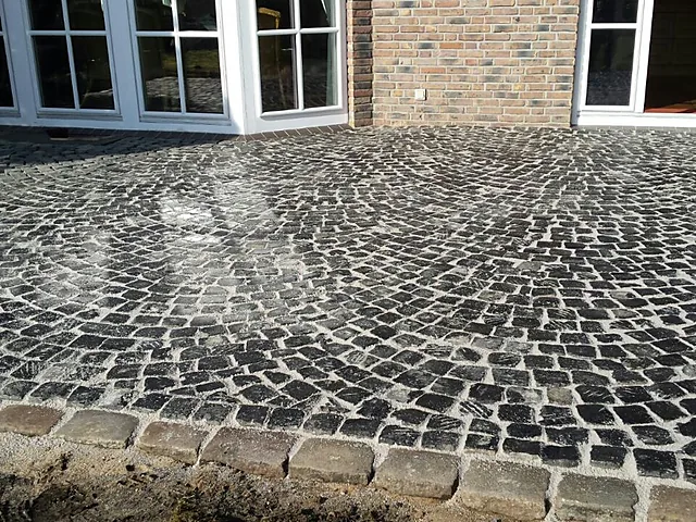 Terrasse mit Natursteinpflaster